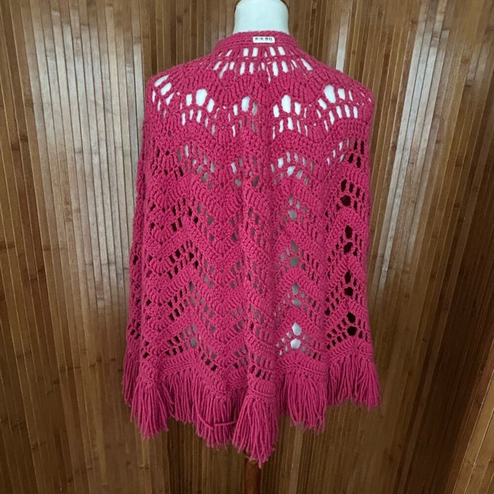 Vintage 70s Crochet Poncho Cardigan Raspberry Pink Fringe - Picture 5 of 6